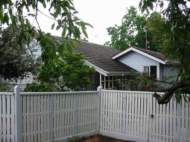 8 Downing Street, Blackburn VIC 3130