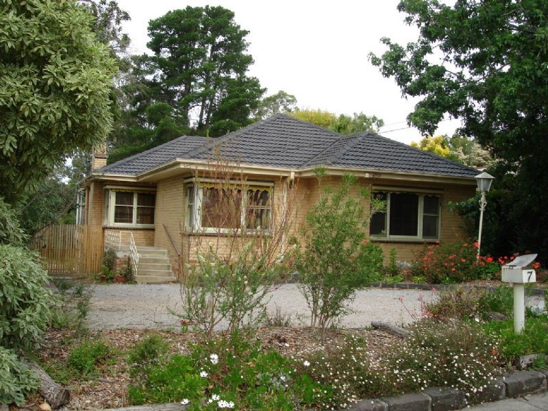 7 CREST GROVE, Nunawading VIC 3131