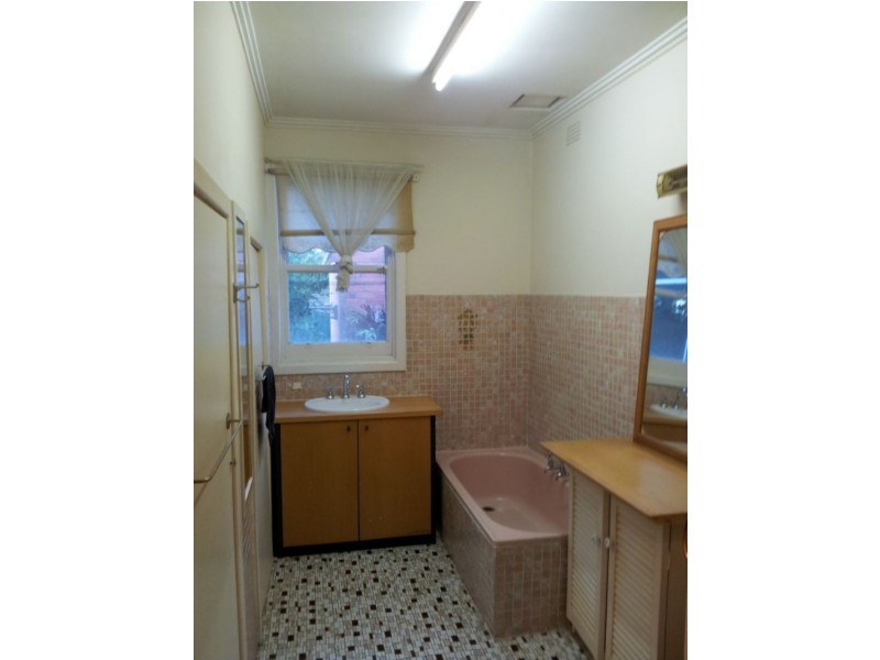 18 Heathfield Rise, Box Hill North VIC 3129