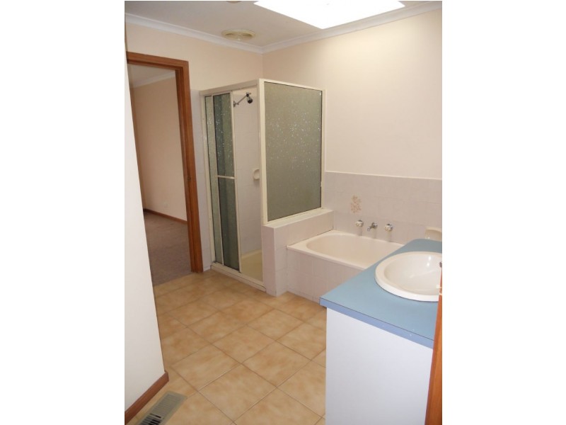 1/8 Warrawee Drive, Bundoora VIC 3083