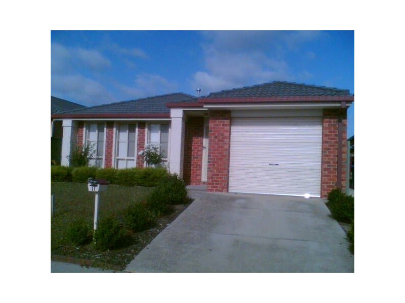 11 Houndsforth Avenue, Cranbourne VIC 3977
