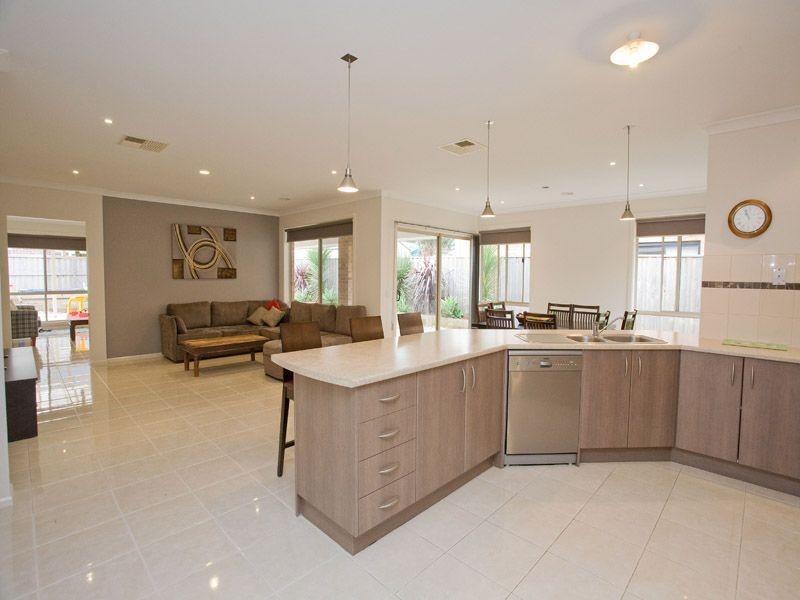 8 Fieldwood Lane, Langwarrin VIC 3910