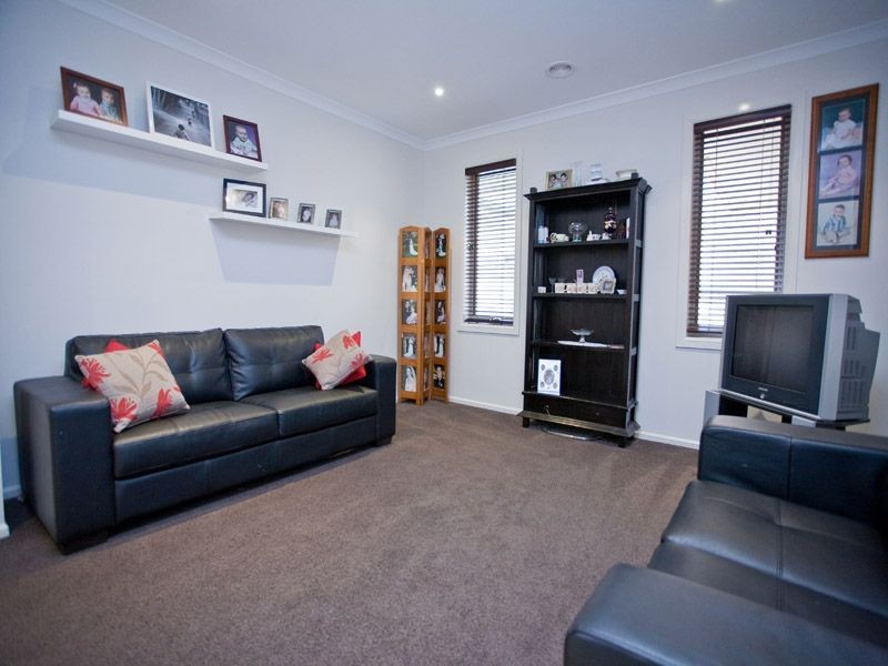 8 Fieldwood Lane, Langwarrin VIC 3910