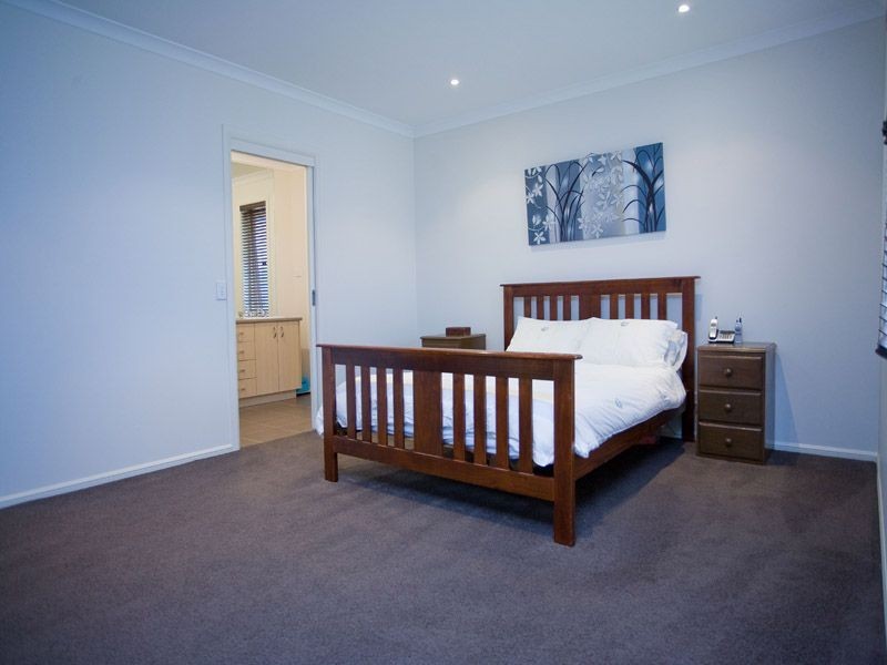8 Fieldwood Lane, Langwarrin VIC 3910