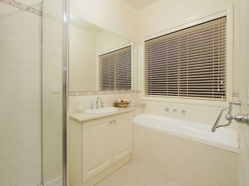 18 Dunmore Close, Langwarrin VIC 3910