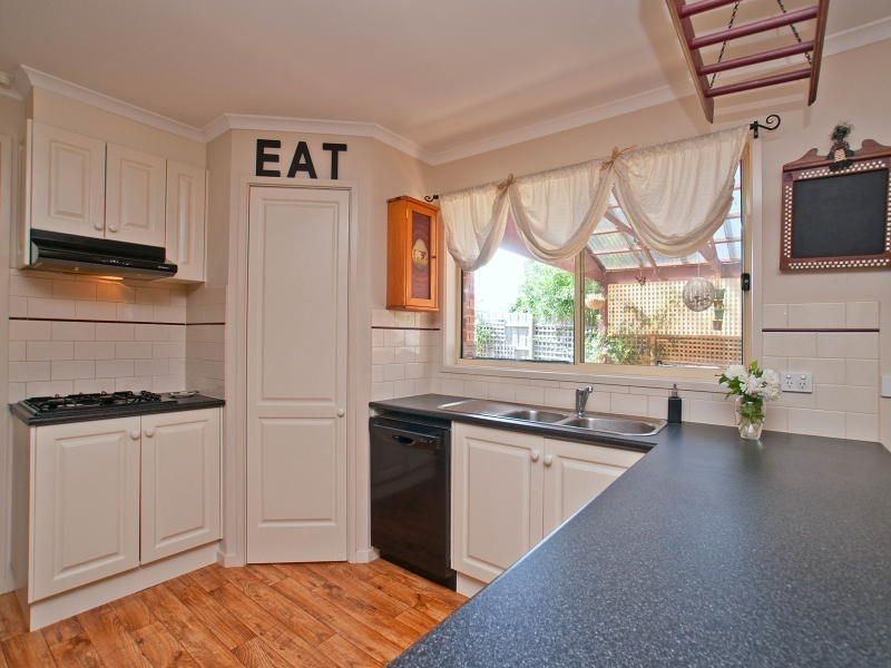 15 Wesley Close, Skye VIC 3977