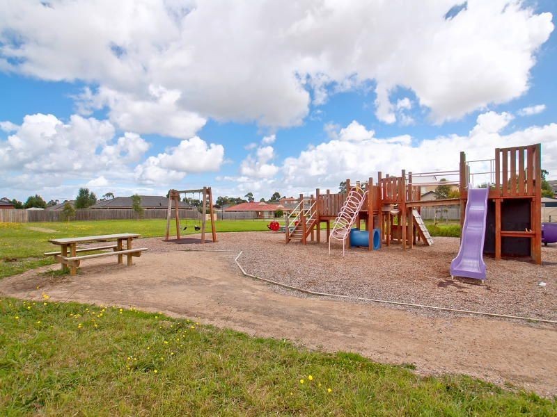 15 Wesley Close, Skye VIC 3977