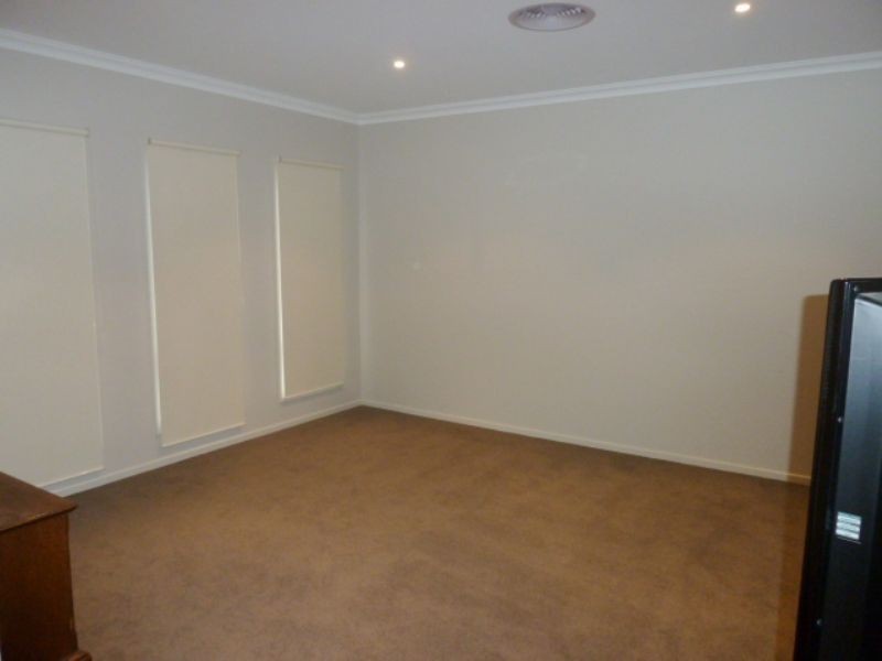 19  Sandarra Boulevard, Sandhurst VIC 3977