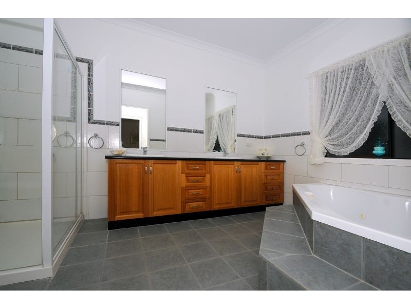 6-8 Lakes Boulevard, Pearcedale VIC 3912