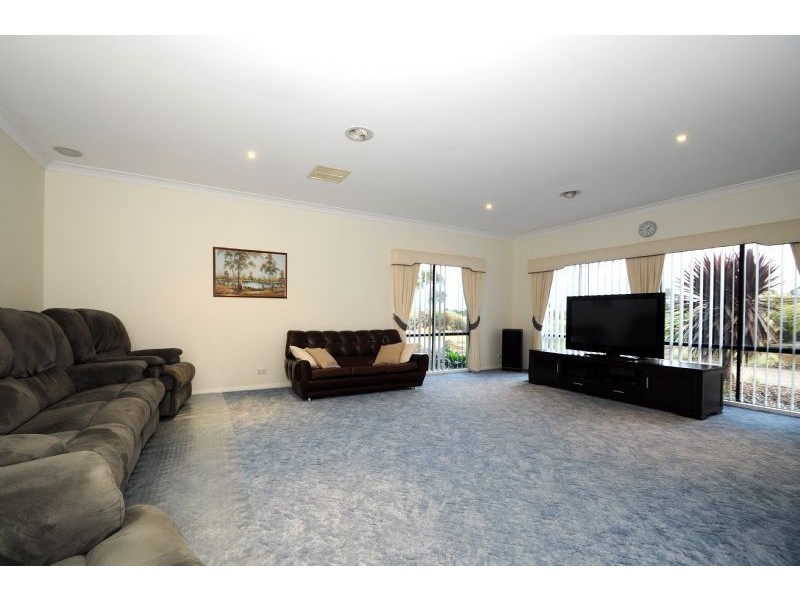 6-8 Lakes Boulevard, Pearcedale VIC 3912