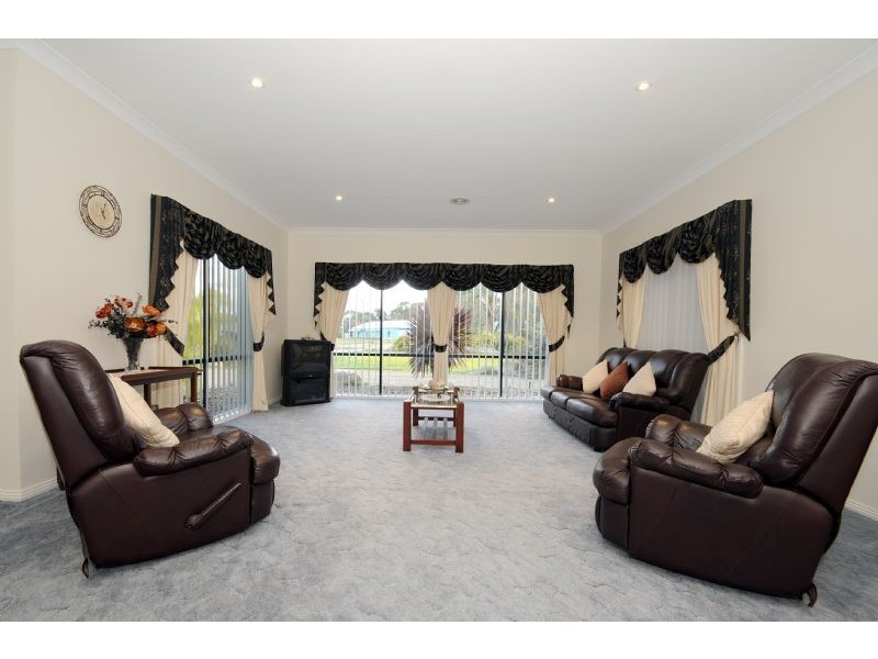 6-8 Lakes Boulevard, Pearcedale VIC 3912