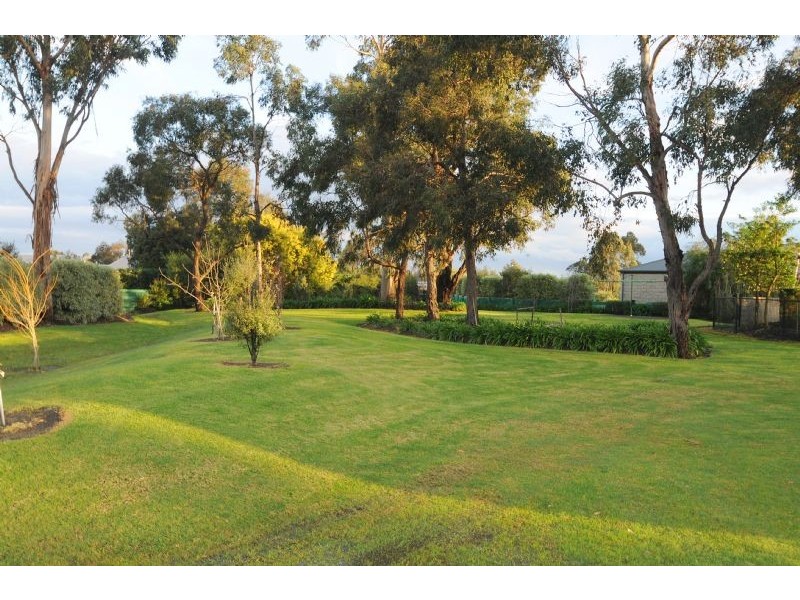 6-8 Lakes Boulevard, Pearcedale VIC 3912