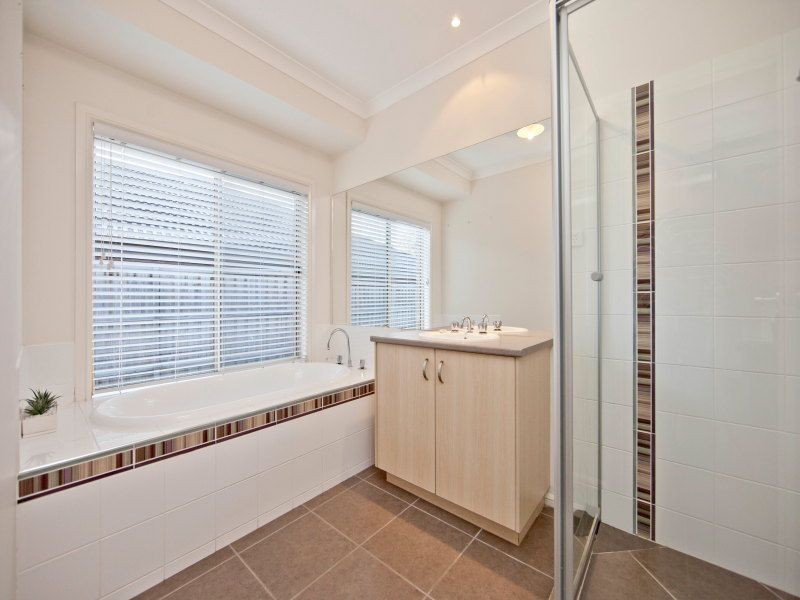 8 Fieldwood Lane, Langwarrin VIC 3910