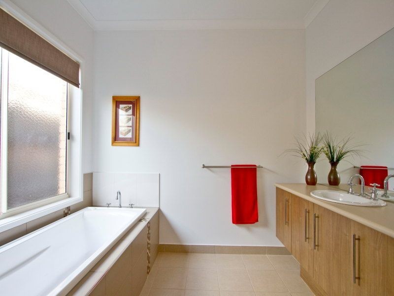 11 Pepperbush Crescent, Langwarrin VIC 3910