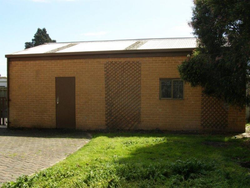 15 Marnebeck Crt, Cranbourne VIC 3977