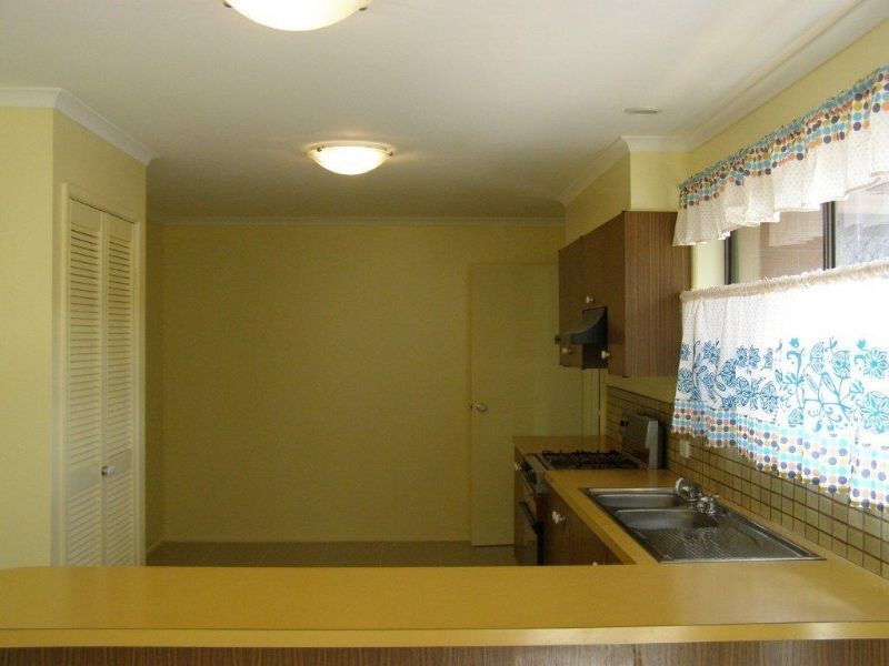 15 Marnebeck Crt, Cranbourne VIC 3977