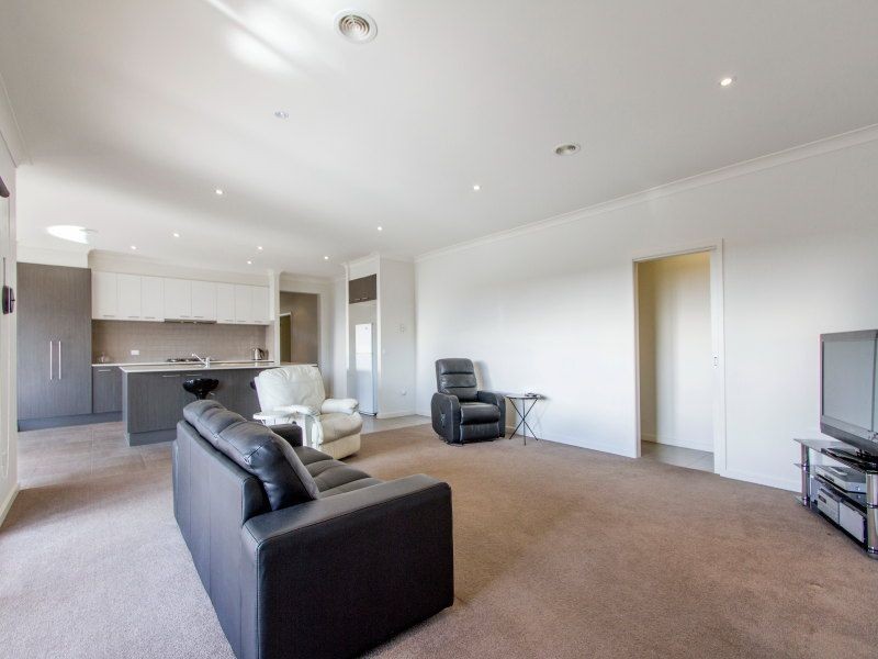 8 Aqueduct Road, Langwarrin VIC 3910