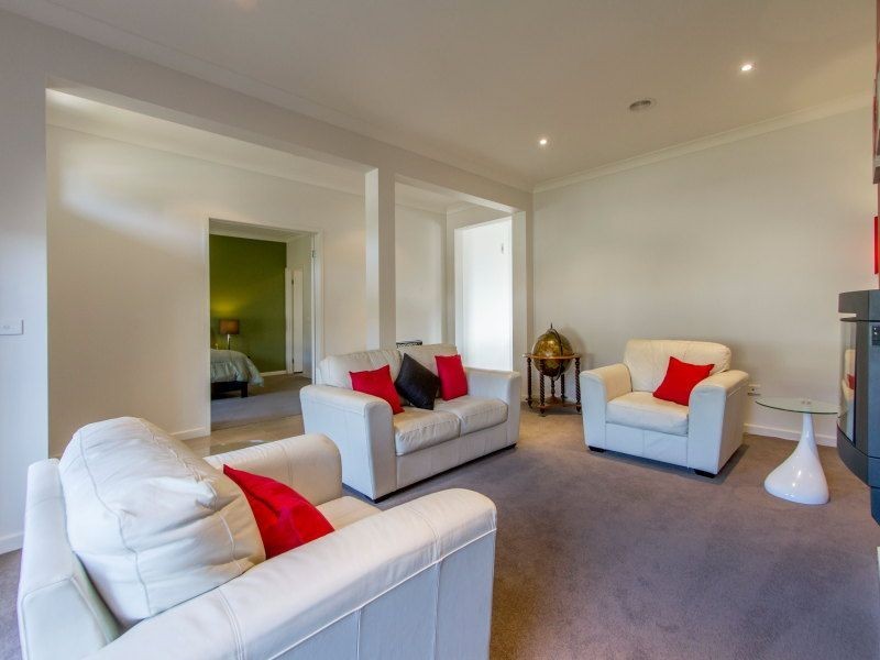 8 Aqueduct Road, Langwarrin VIC 3910