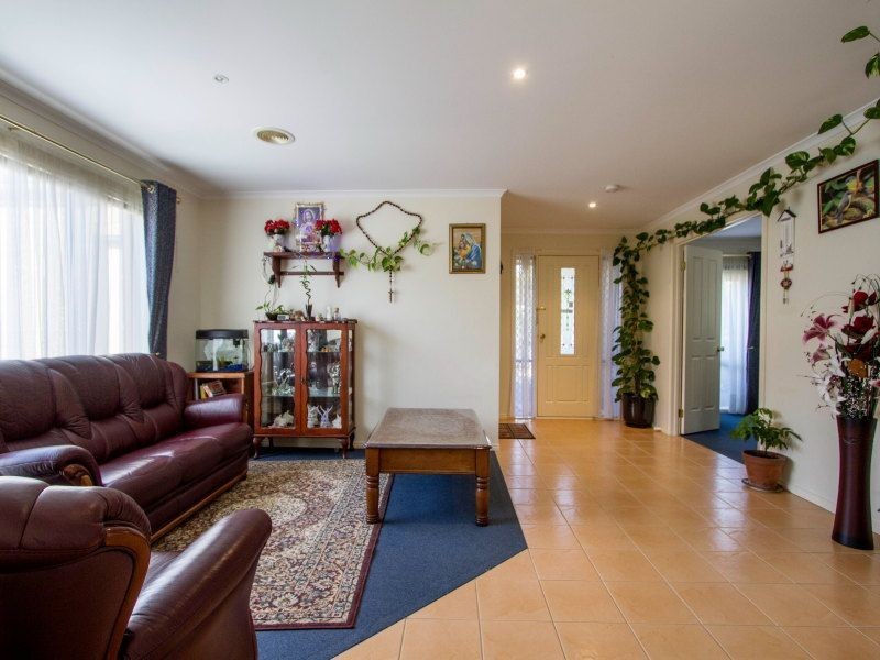 8 Little Acre Close, Langwarrin VIC 3910