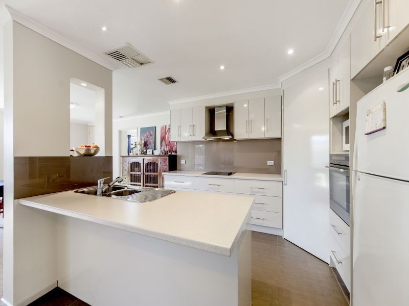 7 Dorchester Crescent, Carrum Downs VIC 3201