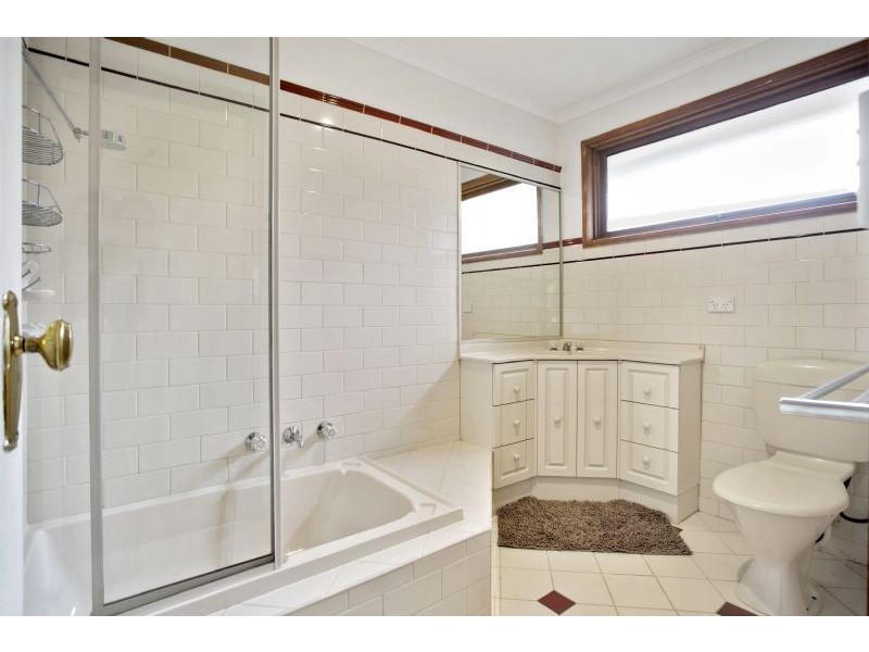 102 Willow Rd, Frankston VIC 3199