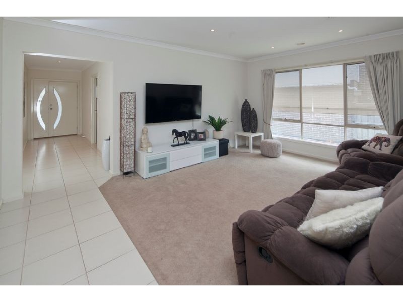35 Waterhouse Way, Cranbourne South VIC 3977