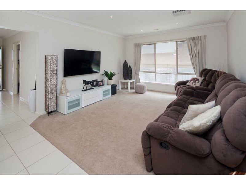 35 Waterhouse Way, Cranbourne South VIC 3977