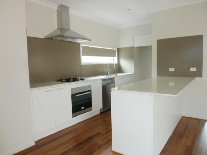 47 Royaloak Crescent, Cranbourne East VIC 3977