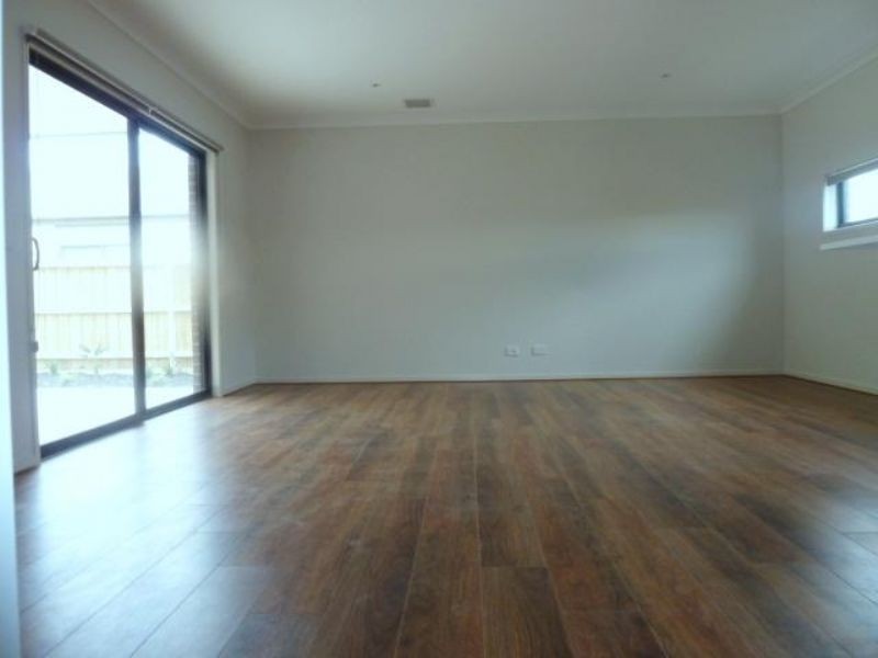 47 Royaloak Crescent, Cranbourne East VIC 3977