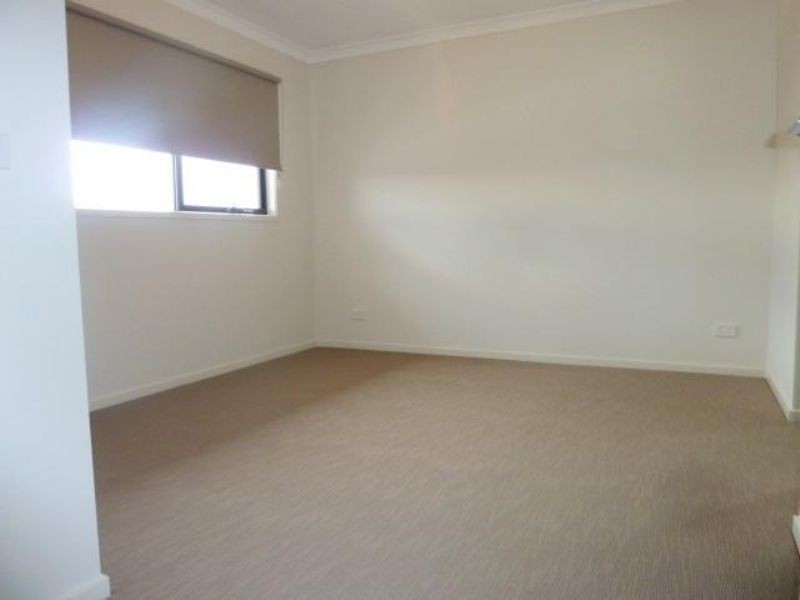 47 Royaloak Crescent, Cranbourne East VIC 3977