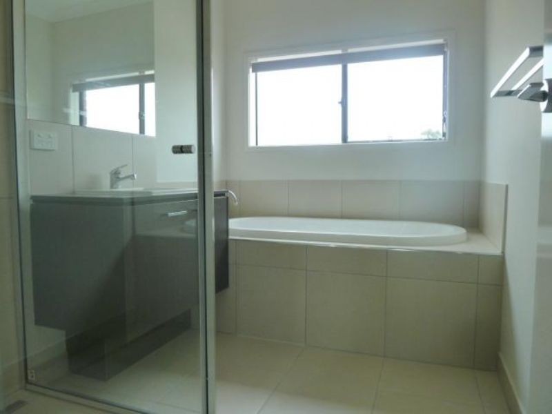 47 Royaloak Crescent, Cranbourne East VIC 3977