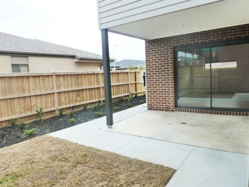 47 Royaloak Crescent, Cranbourne East VIC 3977
