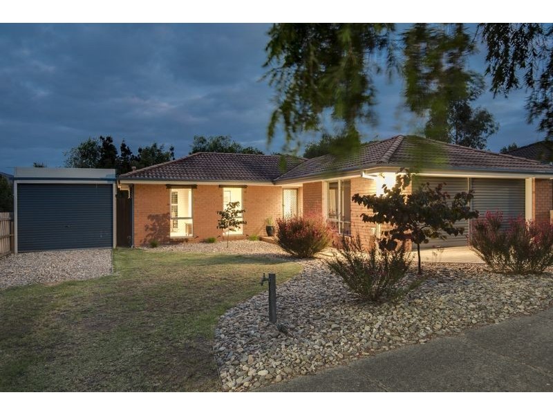 33 Dunn Crescent, Langwarrin VIC 3910