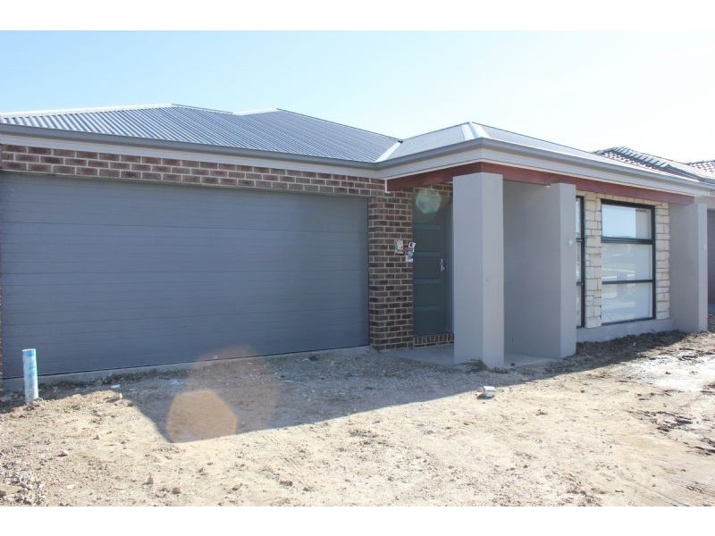 6 Goodenia Loop, Cranbourne West VIC 3977