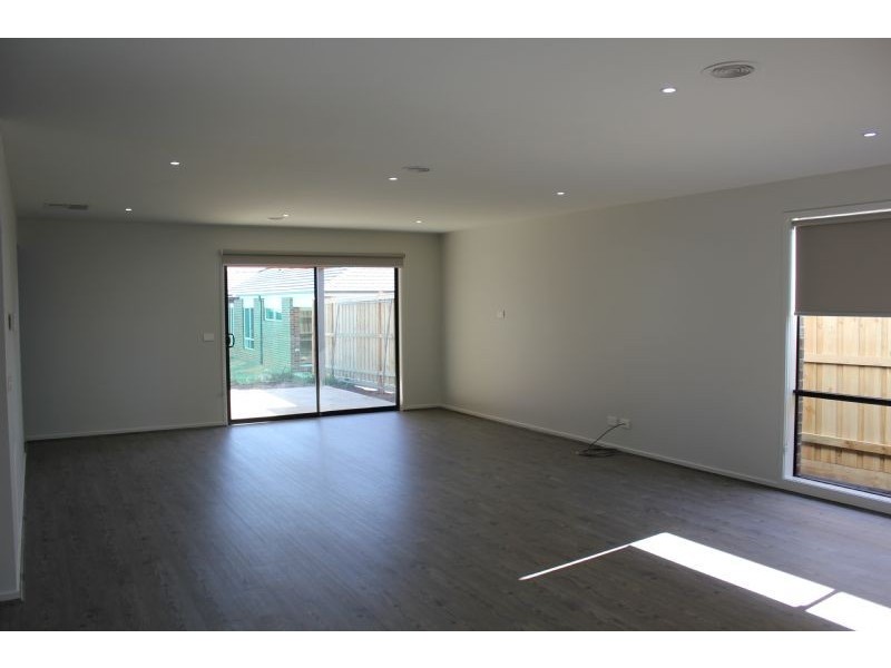 6 Goodenia Loop, Cranbourne West VIC 3977