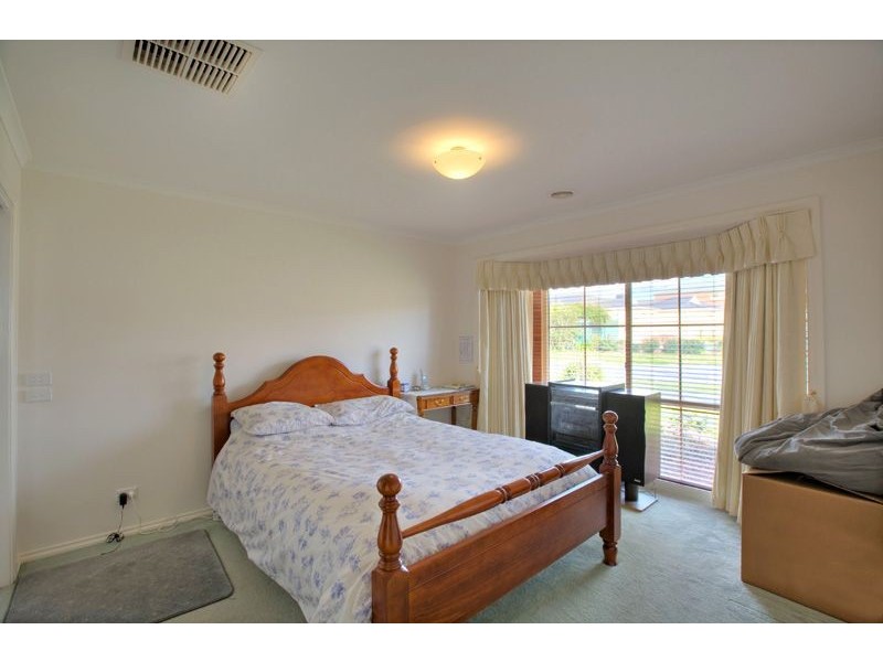 Skye VIC 3977