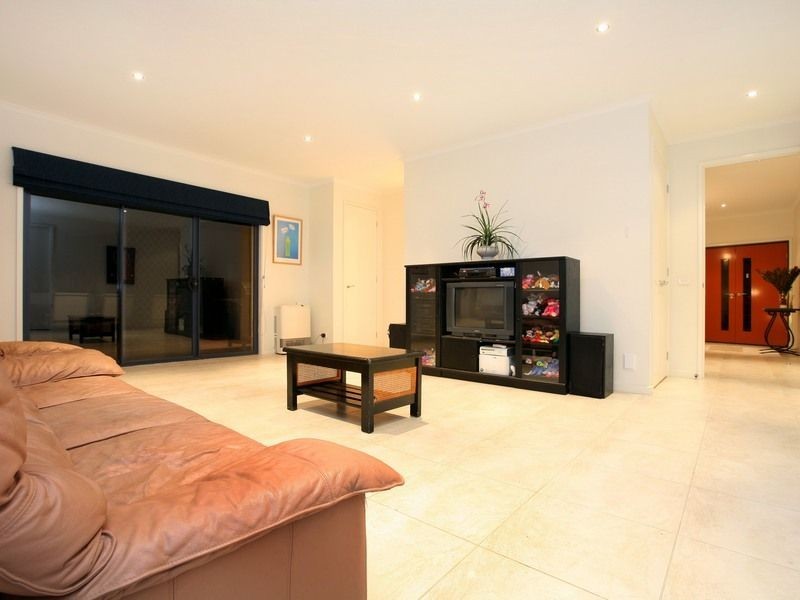 10 Barton Drive, Sandhurst VIC 3977