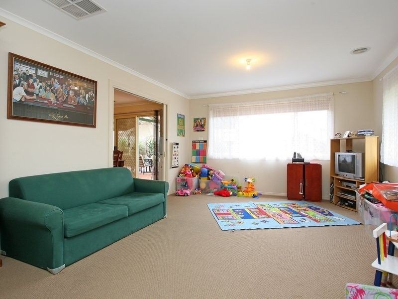 40 Lats Avenue, Carrum Downs VIC 3201
