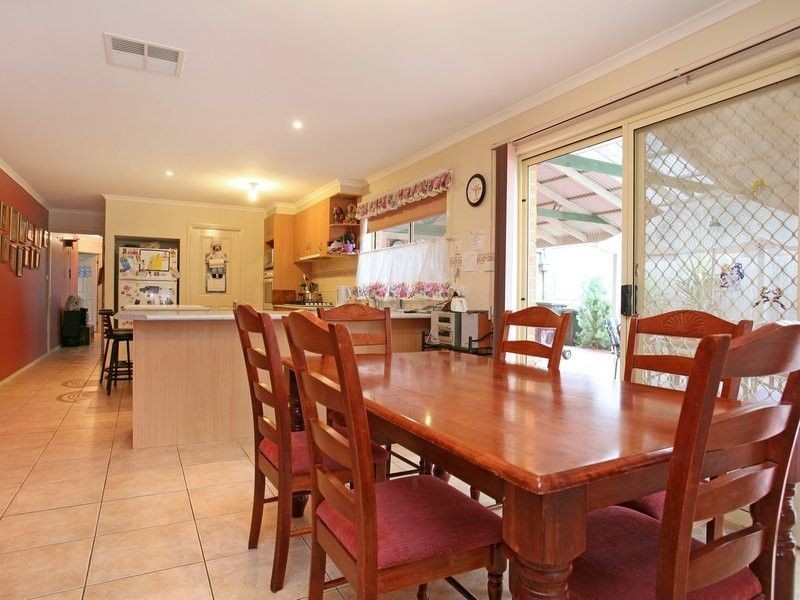 40 Lats Avenue, Carrum Downs VIC 3201