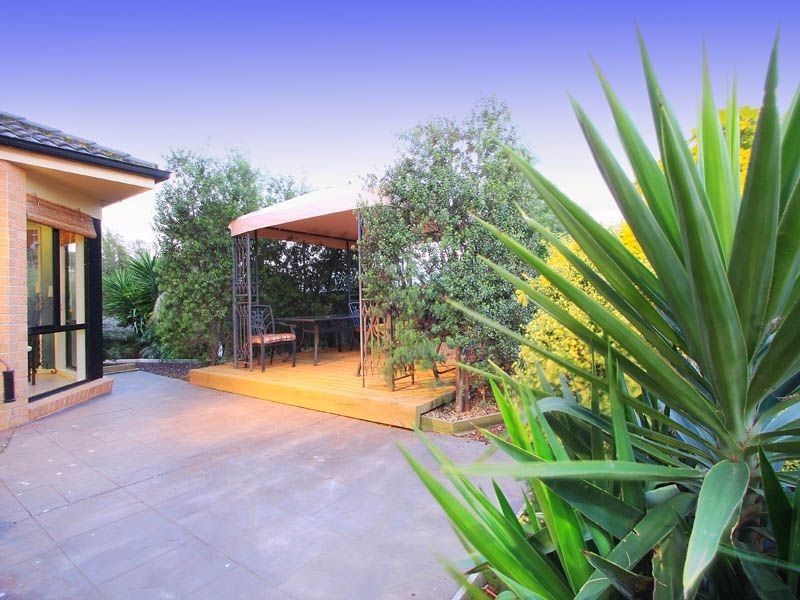 8 Rocklea Crescent, Skye VIC 3977