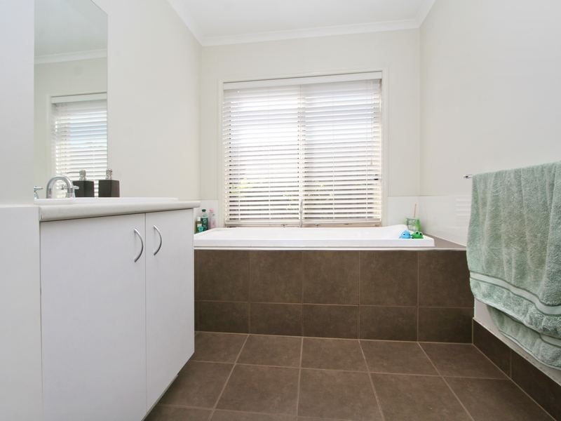 56 Clifton Park Drive, Carrum Downs VIC 3201