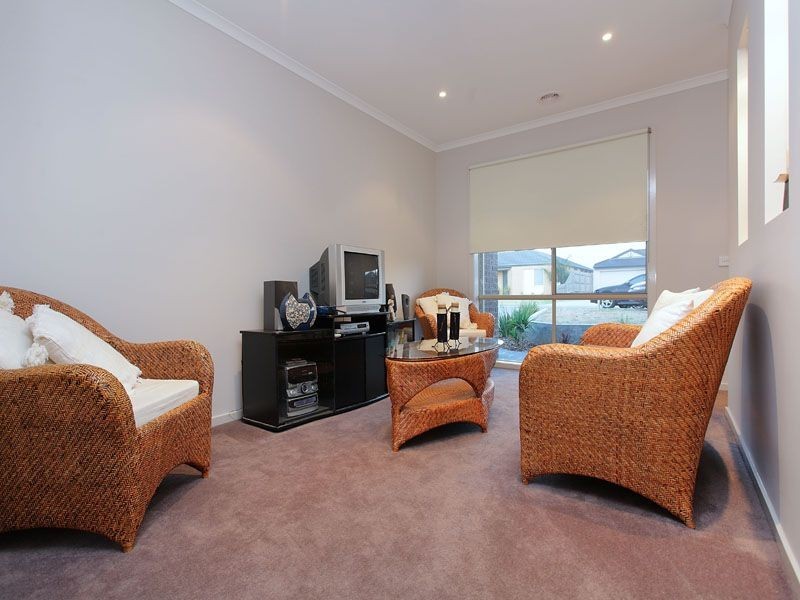 16 Narelle Court, Skye VIC 3977