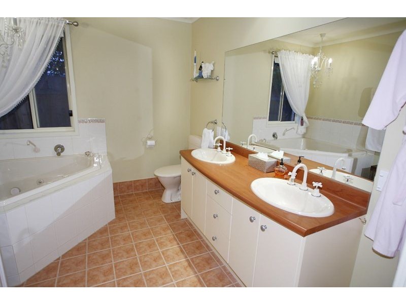 2 Stefan Court, Somerville VIC 3912