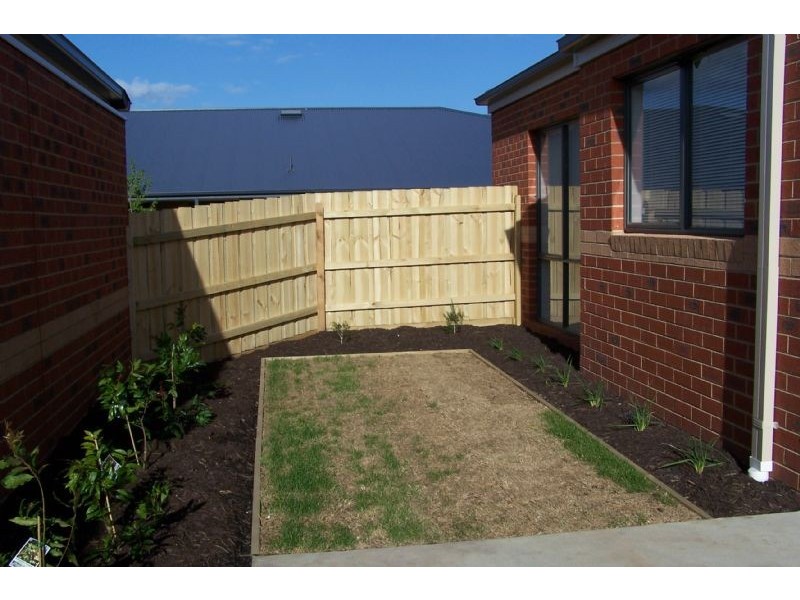 2/72 Eramosa Rd West, Somerville VIC 3912