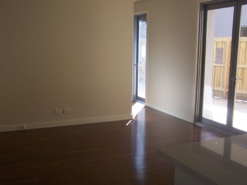 2/6 Grant Rd, Somerville VIC 3912