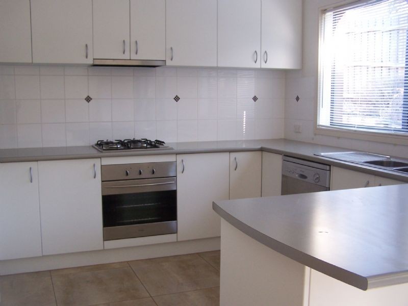 3/2 One chain, Somerville VIC 3912