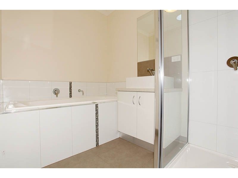 2/76 Eramosa Road East, Somerville VIC 3912