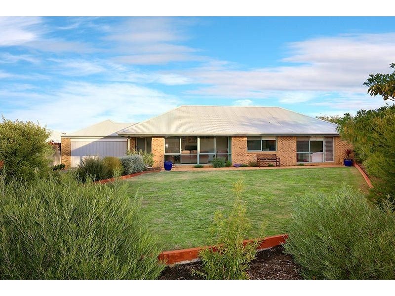 2 Janine Court, Somerville VIC 3912