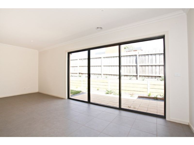 2/76 Eramosa Rd East, Somerville VIC 3912