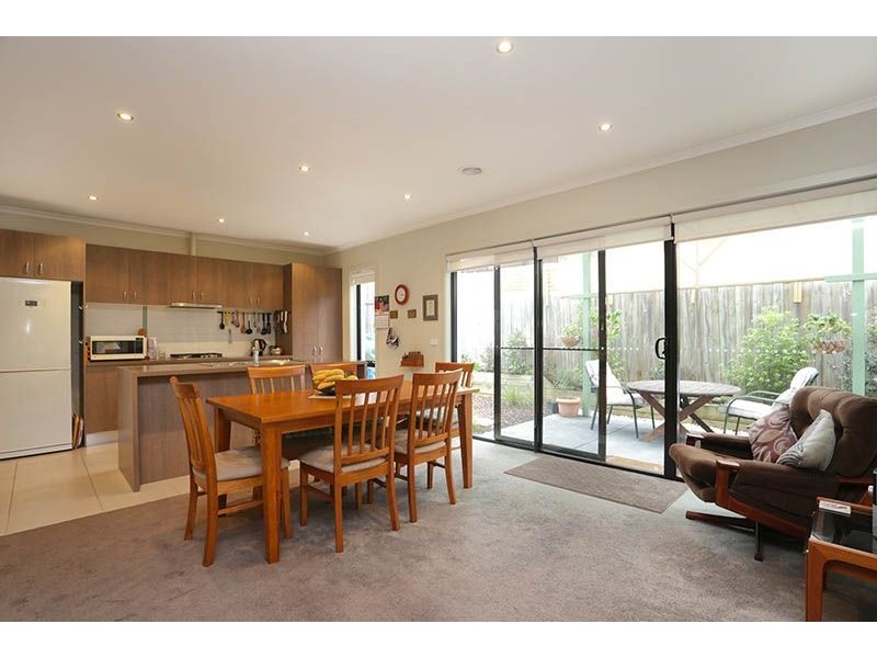 2/66-68 Eramosa Road East, Somerville VIC 3912